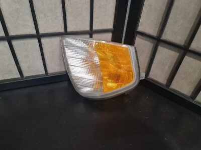 Luz de señalización lateral de señal de giro delantera derecha Mercedes Benz 1994-2000 OEM 1315106907 Foto 1 de 4