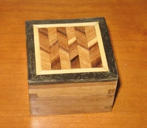 Caja de baratijas pequeña cuadrada de madera con forro de fieltro rojo tamaño de bolsillo portátil - Imagen 1 de 7