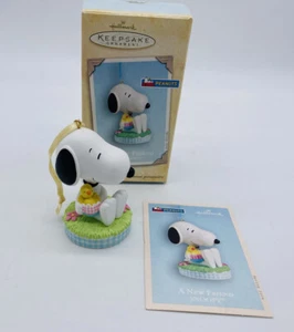 Adorno de recuerdo distintivo "¡Un nuevo amigo!" Peanuts Snoopy Spring 2004 - Imagen 1 de 10