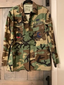 Vintage US Air Force BDU Woodland Camo Shirt Top Patches/Badges Sz Medium Short - Picture 1 of 4