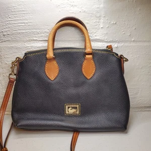 Bolso Bandolera/Cartera Dooney & Bourke De Colección Cuero Grano Guijarro Negro Cremallera Cúpula - Imagen 1 de 10