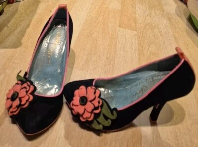 Tacones de aguja para dama IRREGULAR CHOICE negro gamuza rosa flor característica - talla EU 41 Foto 1 de 4