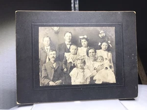 Antigua fotografía de tarjeta de gabinete ~ familia numerosa ~ niño con ojos cruzados ~ Byrds Missouri - Imagen 1 de 8