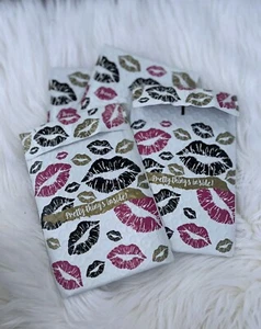 60 4 x 8 Zoll #000 Glamour Poly Luftpolster Versandtaschen gepolsterte Umschläge Kuss Lippendruck - Bild 1 von 3