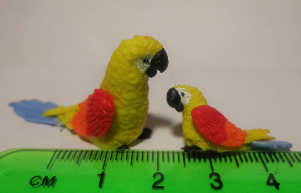 Maßstab 1:12 große & kleine gelbe Papageien Puppenhaus Miniatur Garten Vogel YB