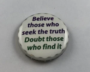 DE COLECCIÓN ~ CREE A LOS QUE BUSCAN LA VERDAD / DUDA A LOS QUE LA ENCUENTRAN Botón, Pinback - Imagen 1 de 2