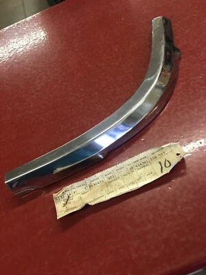 1965 OLDSMOBILE VISTA CRUISER REAR SKYLIGHT REVEAL MOULDING NOS GM 4430416 - Image 1 of 4