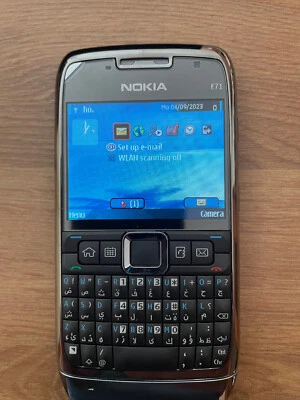 Telefono vintage nokia E71 con caricabatteria - Immagine 1 di 4