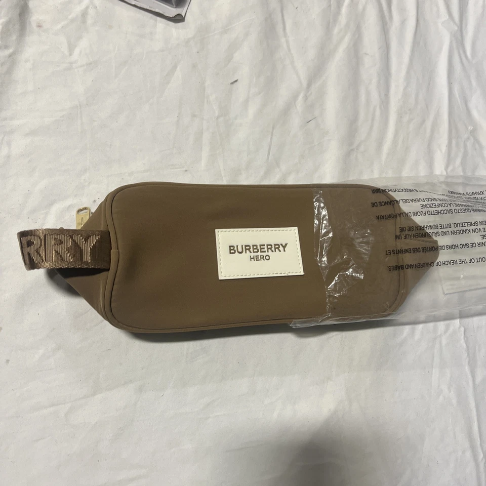 Burberry Hero Bolsa Grande Doble Kit Estuche de Afeitado Bolsa de Aseo Estuche Unisex Foto 1 de 4