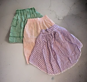 3 Vintage Schürzen Baumwolle Gingham Huhn Kratzer bestickt Zackenlitze Bauernhaus - Bild 1 von 9