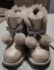 Stivali Ugg Australia Ragazza Taglia 4 Metallizzati Gita Pom Pom Pelliccia Argento/Viola - Foto 1 di 8