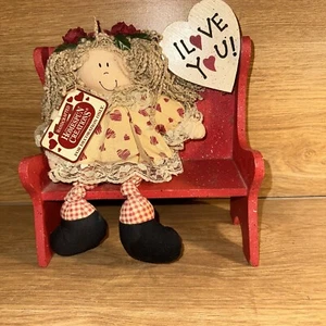Handcrafted Homes Spun Creations, Puppe sitzt auf Bank mit I Love You Schild - Bild 1 von 13