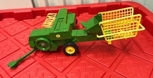 Remolque empacadora de heno Ertl John Deeere 585 de colección neumáticos acanalados escala 1/16 usado - Imagen 1 de 7