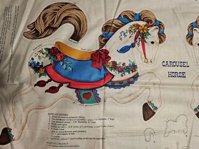 Patrón de corte y costura de carrusel con panel de tela de apliques Foto 1 de 2