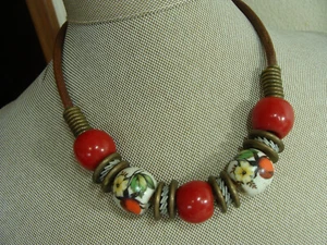 Vtg Ceramic Apple Flower Blossom Fruit Red Bead Choker Boho Mod Leather Necklace - Bild 1 von 15