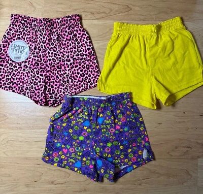 NUEVO Lote de 3 Pantalones Cortos Soffe Alegría/Gimnasio/Atletismo Juvenil Pequeño (7) Estampado Divertido y Liso Foto 1 de 4