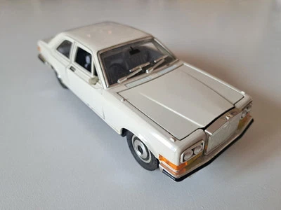 Modellino Bburago 1:22 Rolls Royce Camargue cod. 3001 - Immagine 1 di 4