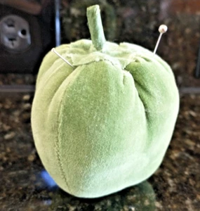 Vintage Green Pepper Samt Nadelkissen Whimsy - Bild 1 von 5