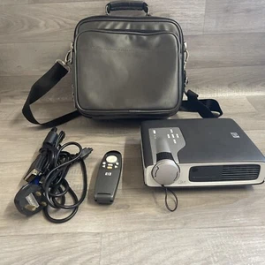 Proyector proyector HP XB31 XGA DLP 1200 con control remoto y estuche de transporte - Imagen 1 de 12