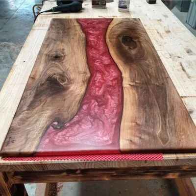 ¿Mesa de río epoxi rojo? Madera de nogal Live Edge hecha a mano Foto 1 de 3