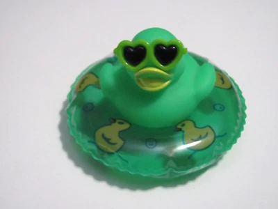 手工装饰绿色橡胶鸭带绿色心形太阳镜和绿色泳池漂浮 — 第 1/4 张图片