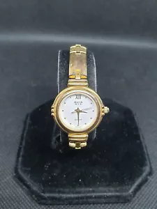 Reloj de vestir pulsera para damas avia q&v tono dorado, cara blanca y manos doradas.#145. - Imagen 1 de 9
