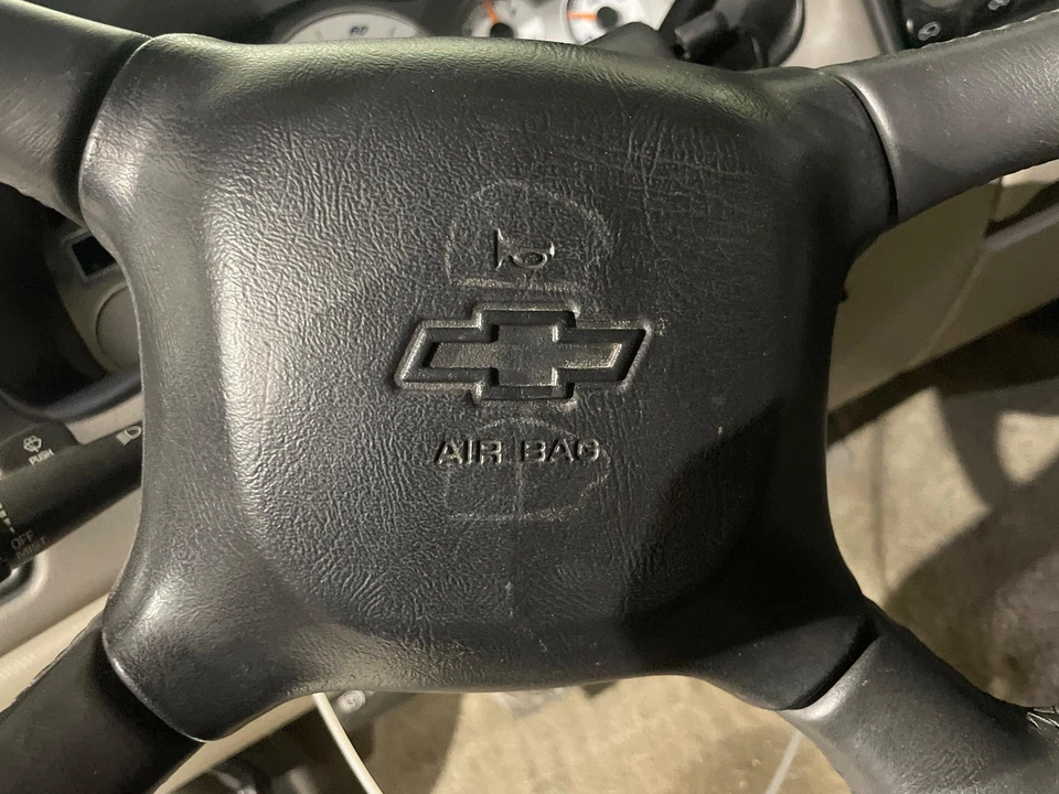 Chevy Tahoe 2001-2002 airbag negro montado en el volante (solo airbag) Foto 1 de 1