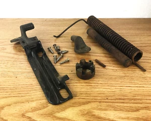 Antique Singer Treadle Sewing Machine Cabinet LIFT SPRING HINGE SCREWS VTG 1917 - Picture 1 of 12