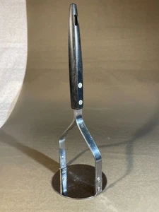 Vintage Kartoffelstampfer, massive Edelstahlklinge mit schwarzem Griff, USA (739 - Bild 1 von 3