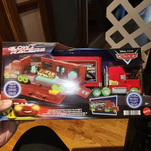 Mattel Disney Cars Glow Racers Transforming Mack Juego Brilla en la Oscuridad - Nuevo - Imagen 1 de 5