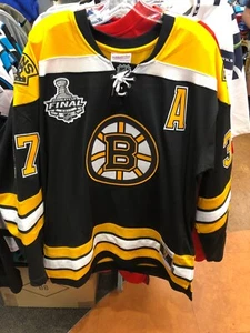 CAMISETA NEGRA PATRICE BERGERON BOSTON BRUINS MITCHEL & NESS RETRO NHL - Imagen 1 de 6
