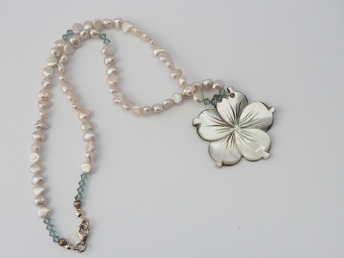 OFF WHITE Collana con perline keshi vero keshi perla di abalone grigio tenera intagliata fiore di abalone