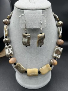 Goldfarbene Acryl Perlen Halskette und Ohrringe 18 "Ohrringe 1" - Bild 1 von 10