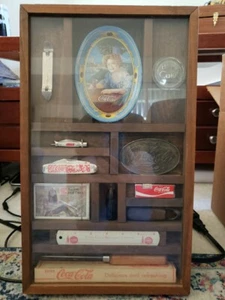 Coca Cola-Thema Memorabilia Shadowbox Wandkunst 17,5" Höhe x 10,5" Breite x 2" Tiefe  - Bild 1 von 24