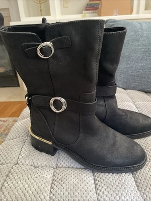 Vince Camuto KERIVINI Bota de Moto CUERO Botas de Motociclista Acentos Plateados, Talla 10 Med Foto 1 de 4