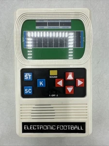 Juego de fútbol clásico electrónico portátil Mattel vintage/retro probado funciona - Imagen 1 de 7