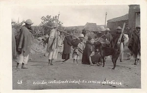 Ecuador - Costumbres de Indios - En camino de labranza - POSTAL FOTO - Ed. desco - Picture 1 of 2