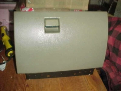 Puerta guantera Chevrolet 00-02 Cavalier con pestillo color tostado usada bonita Foto 1 de 2