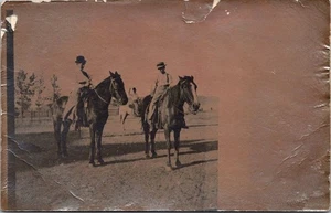 Männer mit Bowler Hüten zu Pferd RPPC Postkarte - Bild 1 von 2