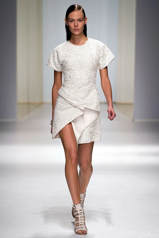 Vestido de cuero decoración de encaje Salvatore Ferragamo pasarela talla 38, vestido de novia blanco Foto 1 de 4