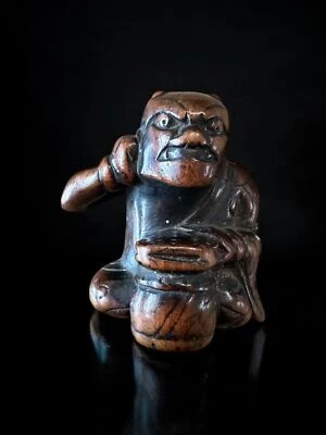Amuleto antigo japonês Netsuke Oni (ogre) período Edo escultura em madeira reflexo - Imagem 1 de 4