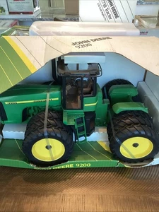 John Deere 9200 1998 Ertl 1/16 estrecho triple stock #15009 piezas o reparación - Imagen 1 de 9