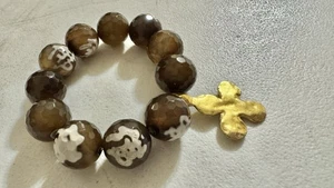 Bracciale Elasticizzato Calcedonio Mala Tibetano Perline Con Ciondolo Croce 24K G.F - Foto 1 di 4