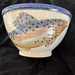 "Cuenco de trucha Allen and Williams Pottery California Artist firmado 8""" - Imagen 1 de 7