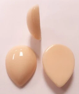 18 VINTAGE ANGEL SKIN ACRYLIC 20x15mm. PEAR SHAPED SMOOTH DOMED CABOCHONS N558 - Picture 1 of 1