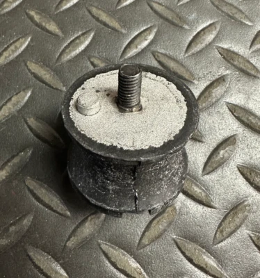 Corteco Transmission Mount - 24-70-1-138-435 / 21652276 - Fits BMW 325i & Others Foto 1 de 4