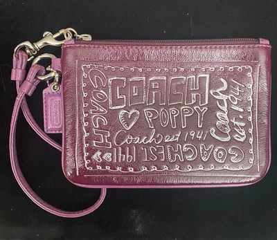 Coach - Muñequera de charol púrpura en relieve Poppy Graffity Foto 1 de 4