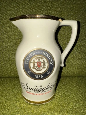 Jarra bar vintage antigua de contrabandista pub jarra.  Scotch con historia. Llantas de oro Foto 1 de 4