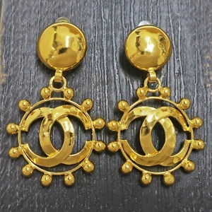 Pendientes de clip vintage oscilantes redondos con logotipos CC chapados en oro CHANEL #915c para subir - Imagen 1 de 6