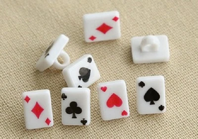 Paquete de 12 botones de vástago de plástico DISEÑO DE CARTAS DE JUEGO 3/8" X 5/16" (10 X 8 MM)(708) Foto 1 de 3